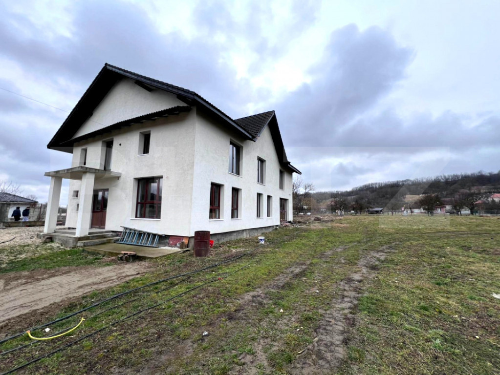 Pensiune în construcție cu potențial turistic și teren g