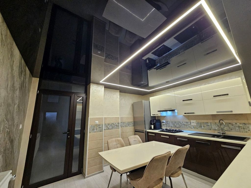 De vanzare casa 2 camere, renovata -Piata Centrala, 89.00...