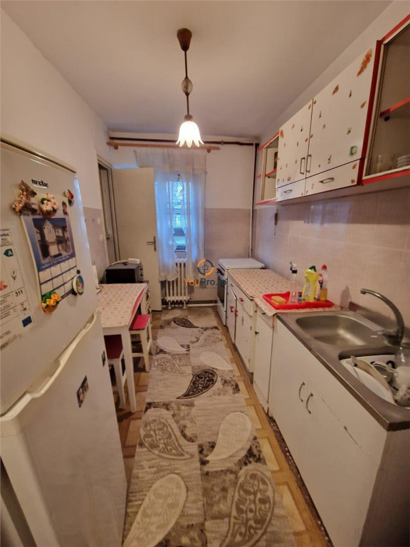 Apartament 3 camere, semidecomandat, etaj intermediar, zo...