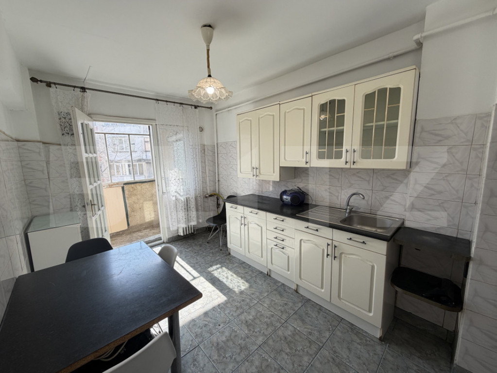 Apartament 3 camere decomandat, zona Zambilelor