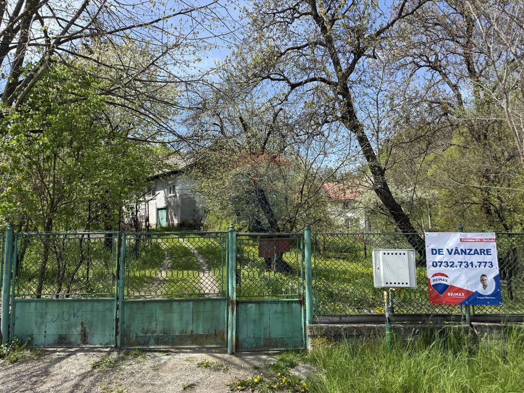 Casă de vânzare în zona Câmpulung înconjurată de na...