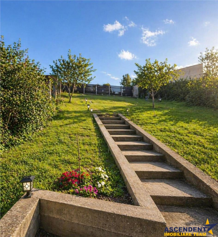 Casa potential:locuire multifamiliala,activitati comerciale,