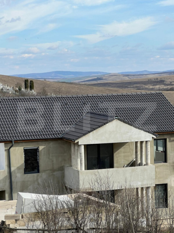 Casă cu 4 camere cu panoramă în centrul Dezmirului!