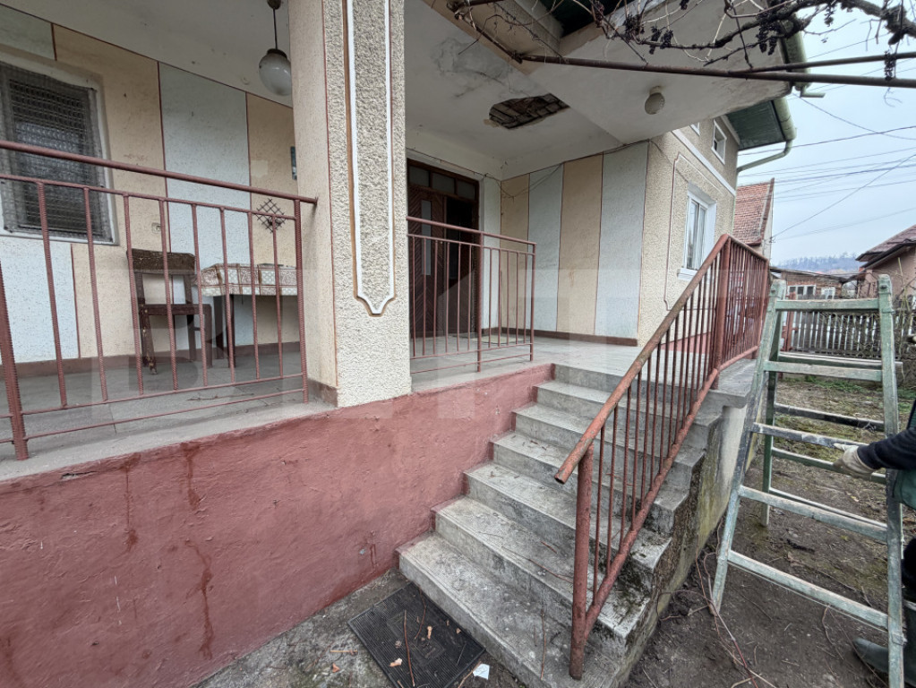 Casă cu 3 camere și un teren de 700 mp