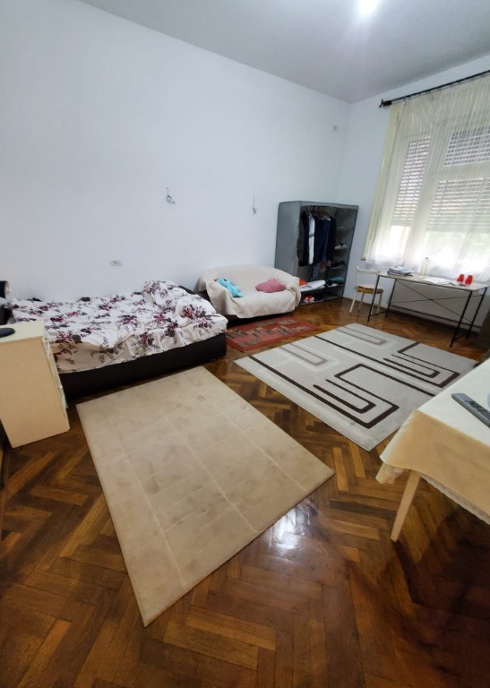 Apartament de vânzare cu 4 camere decomandat - Zona Intim