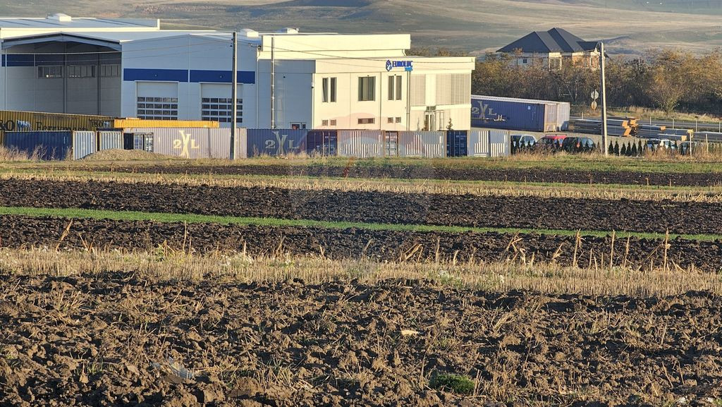 Teren extravilan 6,100mp Stroiesti / Soseaua DN17, Suceava