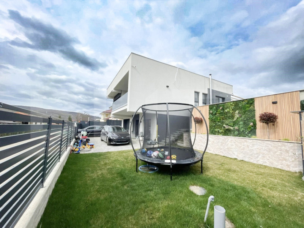 Casă la cheie cu piscină infinity, zona Valea Seaca