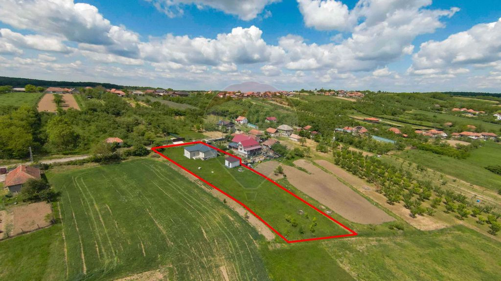 Casă cu 3 camere, anexă și 2042 mp teren de vânzare, ...