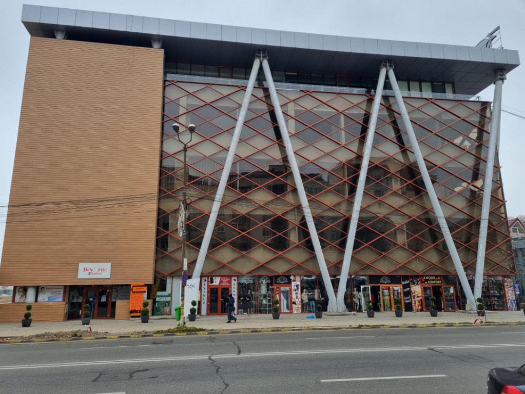 Spatiu 30AVENUE, asigurări, consultanta , servicii, cabine