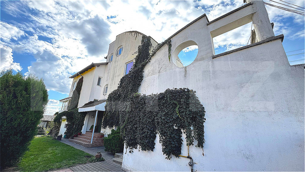 Proprietate RARĂ ultracentrală – casă spațioasă cu 8