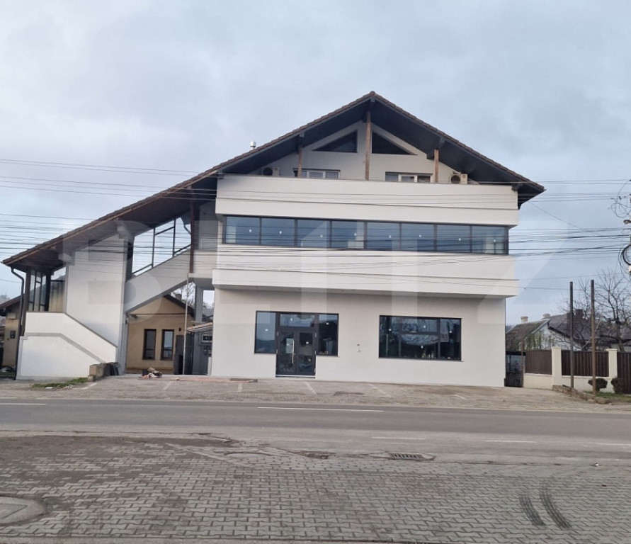 Spatiu comercial, 393 mp cu parcare privata, zona cu vad Bur