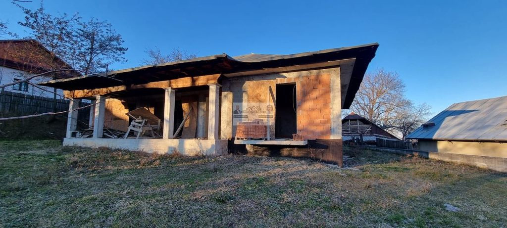 Casă modernă, teren generos – Păunești, județul Vr...