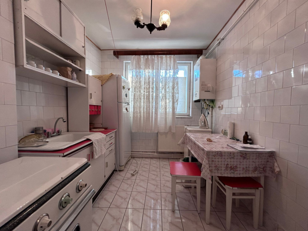 Etaj 1 - Apartament 2 camere Calea Galati, confort 1 semidec