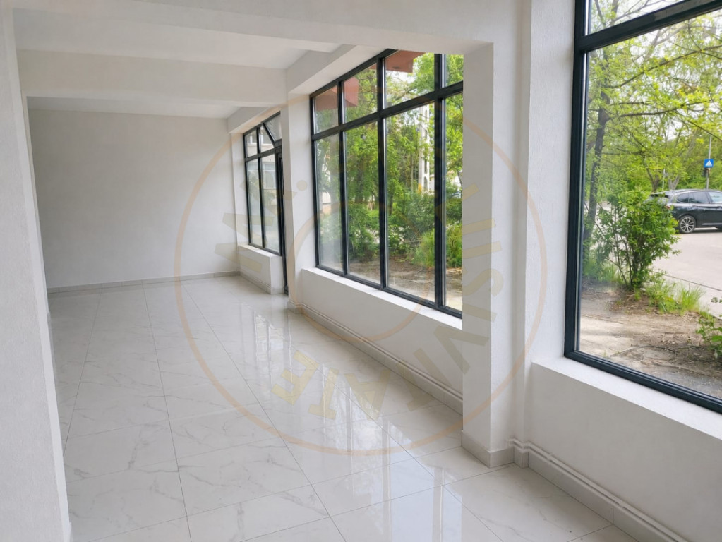 DE INCHIRIAT - renovat - parter si etajul 1 - stradal