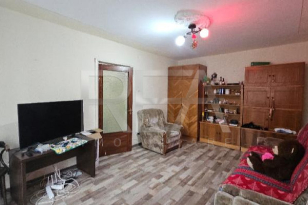 2 camere, etaj 3 - piața aproape