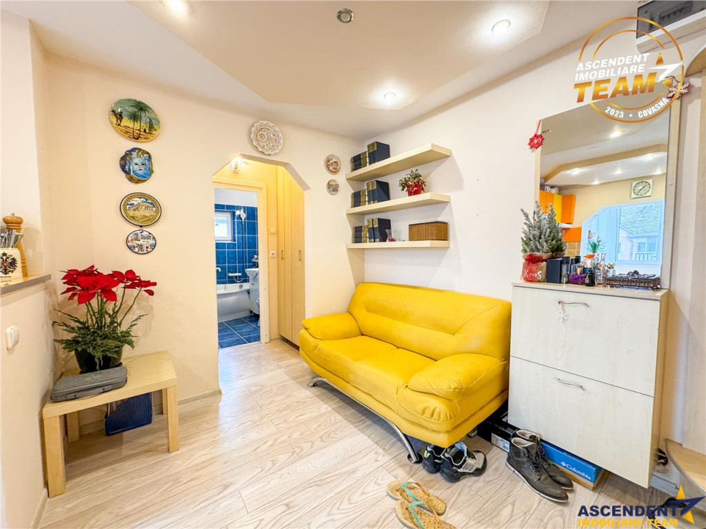 Apartament de vanzare, cu 3 camere, decomandat, 65 mp, carti