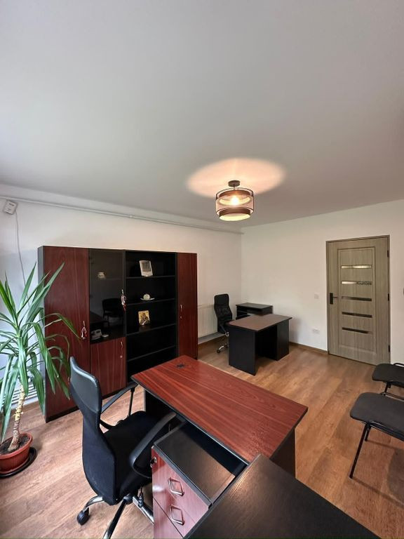 Garsonieră de închiriat – ideală pentru birou/cabine...