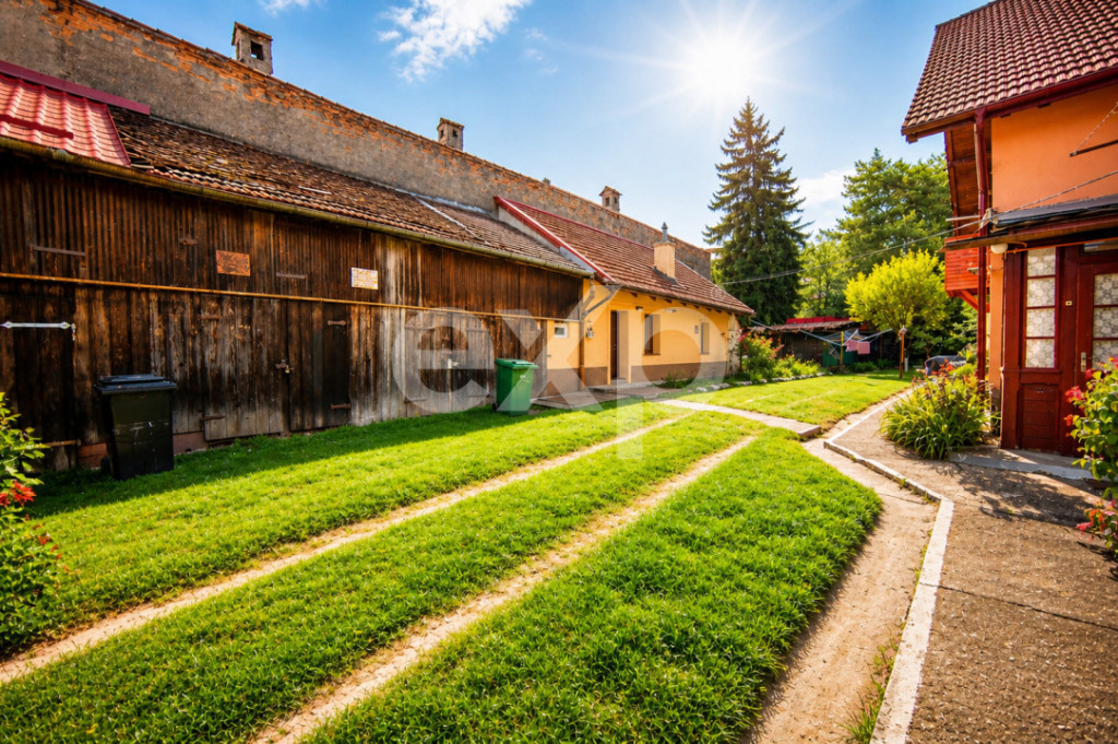 Corp de casă renovat, curte comună – Str. Lungă, Brașo