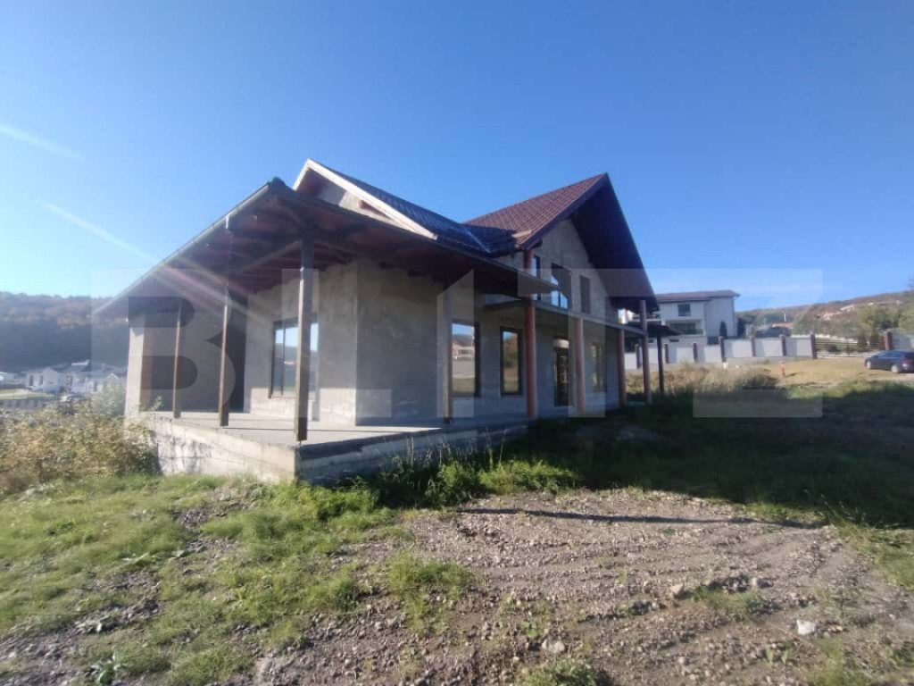 Casa 5 camere,2 nivele,150 mp,1500 mp de teren,zona Dealu Je