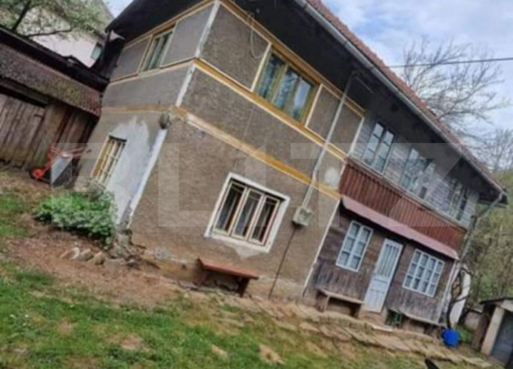 Casă cu 3 camere, ideală pentru locuit sau casă de vacan?