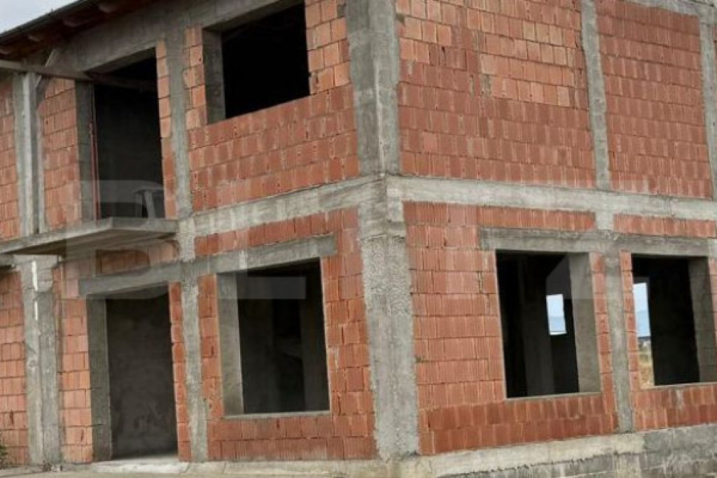 Casa cu 3 dormitoare, semifinisata, teren 400 mp, cartier Iz