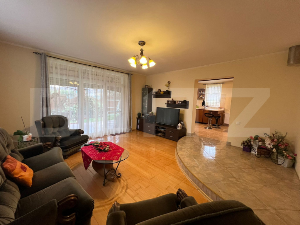 Casă de vânzare – teren 1.960 mp, 250 mp utili, zona Uni
