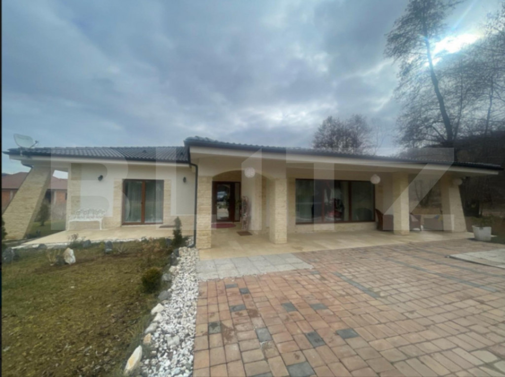 Casa de vanzare, pe un singur nivel, 170 mp + 2.300 mp teren