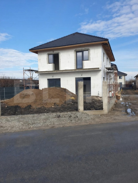 Casa individuala de vanzare in jucul de mijloc P+E
