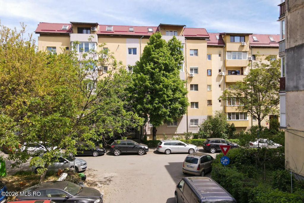 Lunei - Ion Neculce, 2 Apartamente. Mansarda 157 mp. Anex...