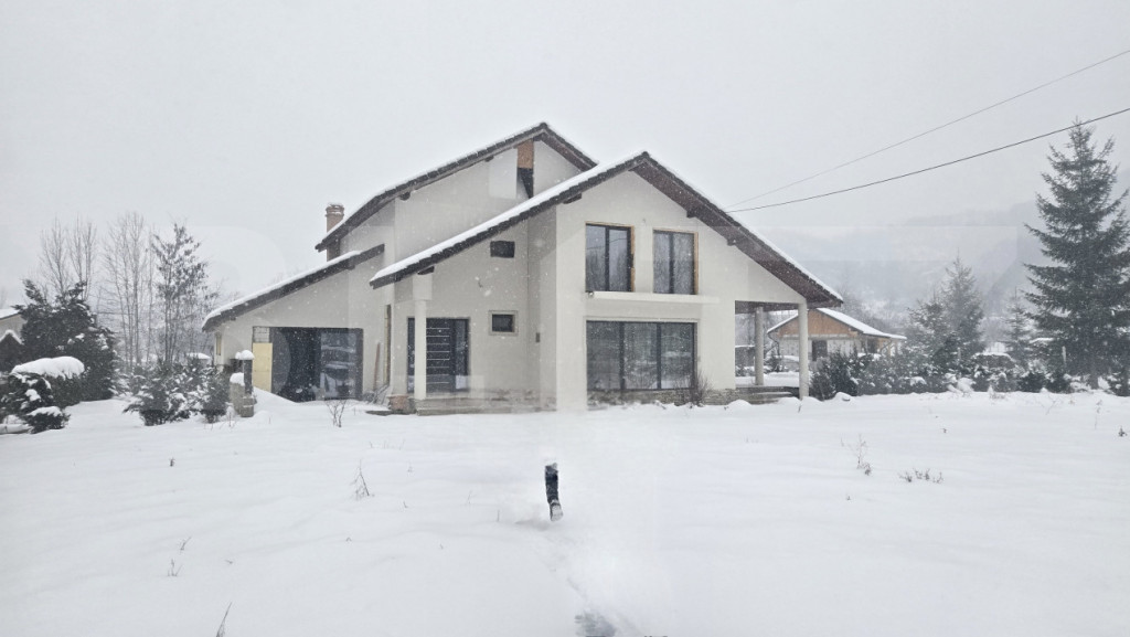 Casa individuala cu 4 camere,pretabila casa de vacanta sau p