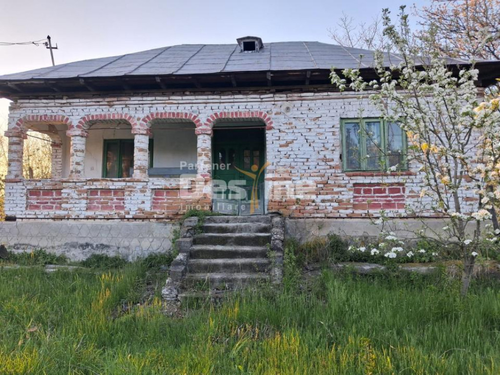 Casă bătrânească cu teren 1150 mp, vie și livadă – ?