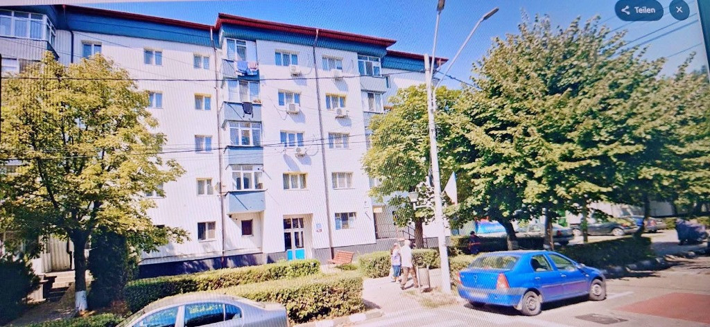 Apartament de vanzare - 3 camere, decomandat, etaj 2, Titu Central