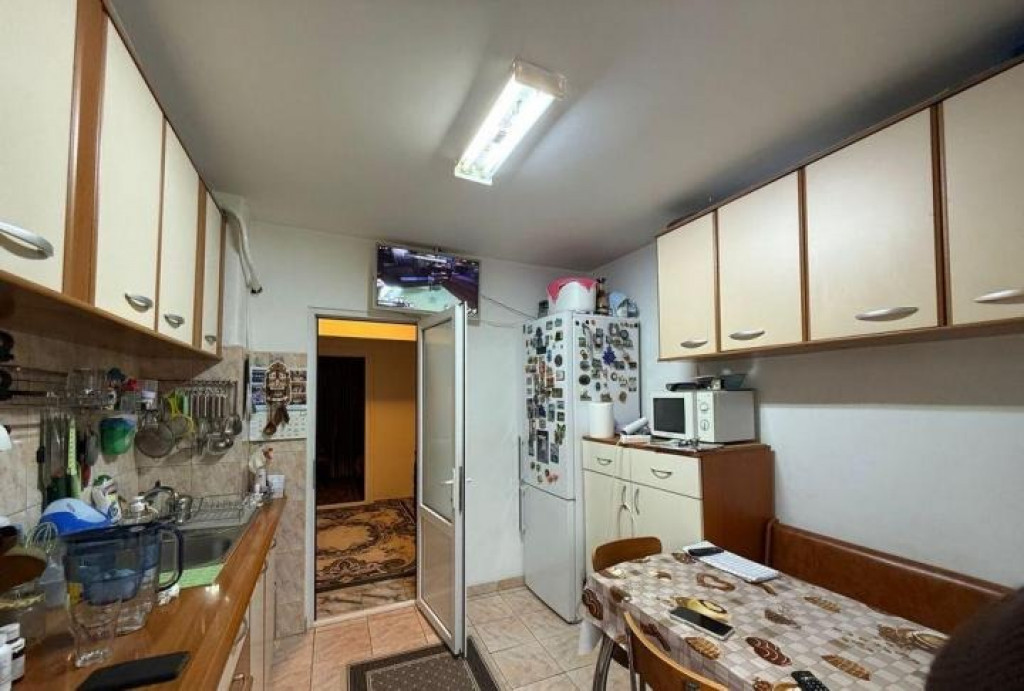 Apartament 4 camere decomandate zona Poarta 6