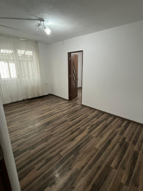 Oferim spre vânzare apartament recent renovat 2 camere-Zona