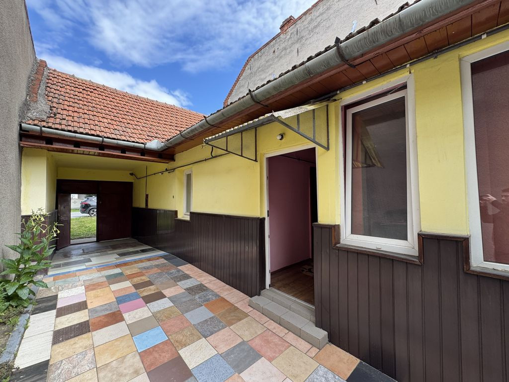 Vand casa la Poalele Viilor
