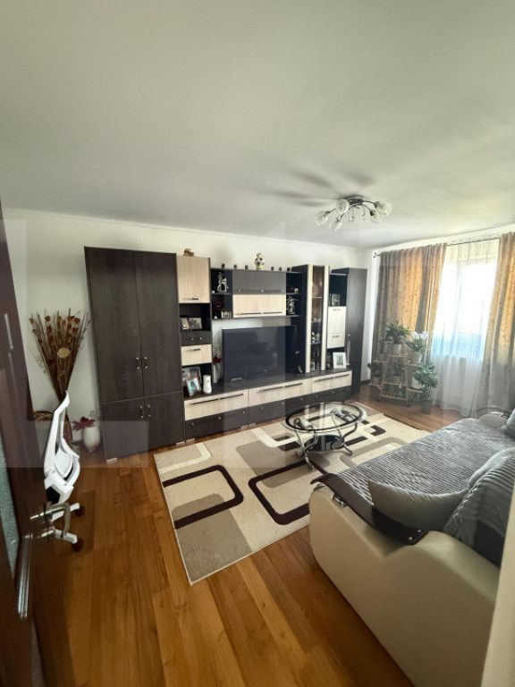 Apartament 3 camere, semidecomandat, etaj intermediar, zo...