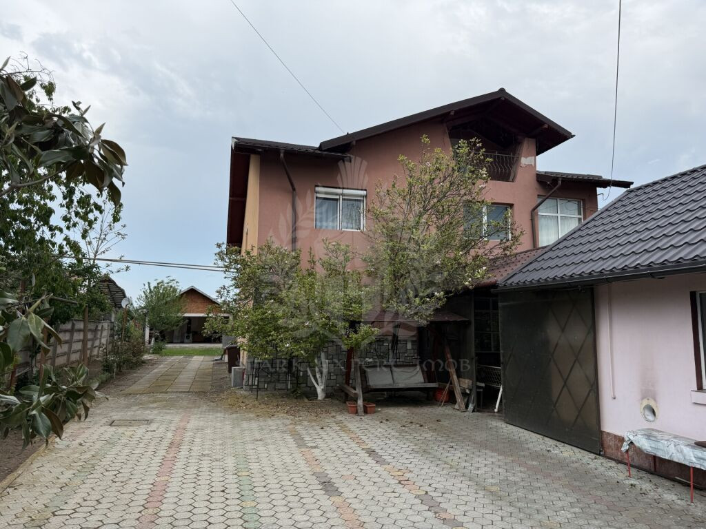 Casa extinsa 8 camere, garaj, teren 1300mp , zona stradala