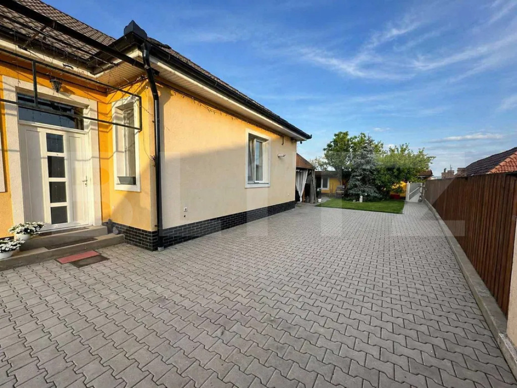 Două case, o singură curte: Spațiul ideal pentru familia
