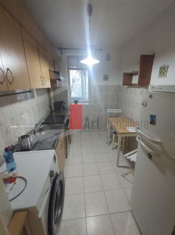 Vânzare apartament 3 camere Bd. Obregia - Pța Străduin...