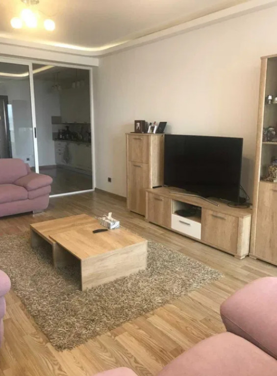 Apartament 4 camere, decomandat - zona Tractorul
