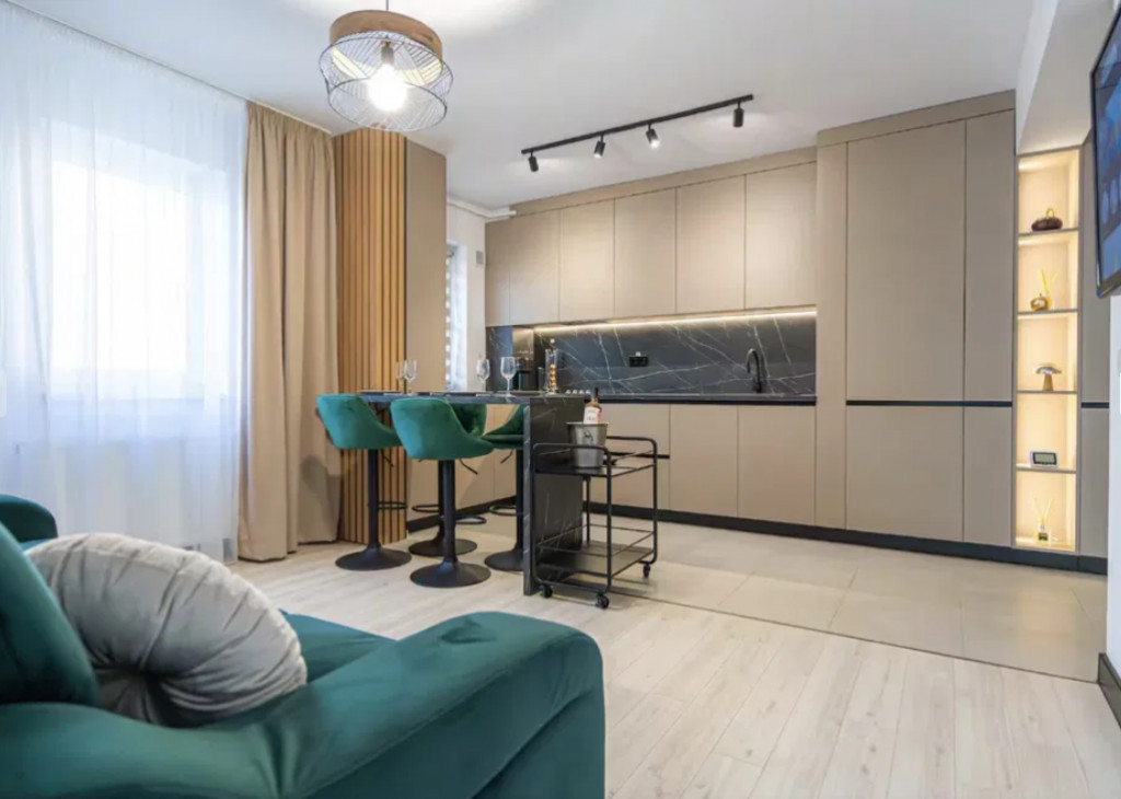 Apartament 3 camere, decomadat - zona Tractroul