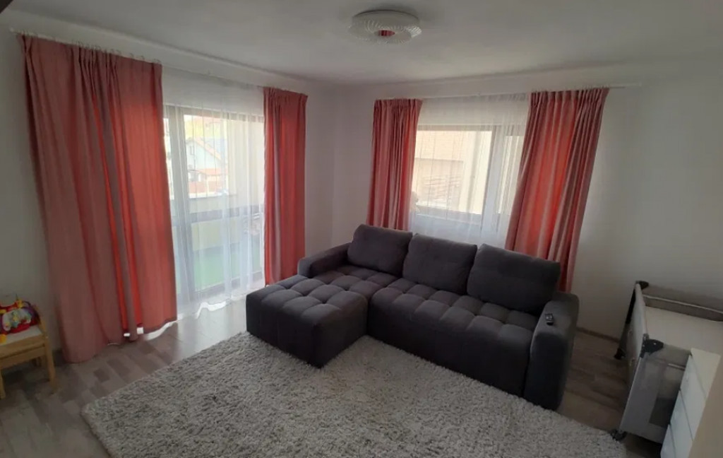 Apartament 3 camere, decomadat - zona Tractroul