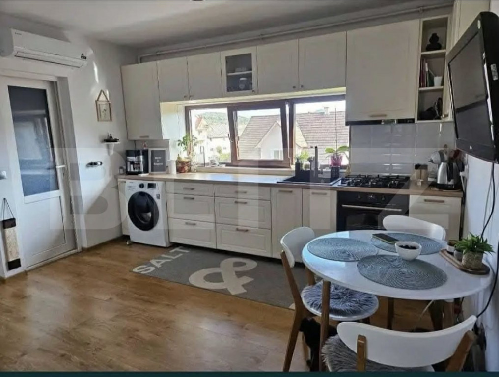 Apartament modern cu 2 camere, situat în partea de jos a or