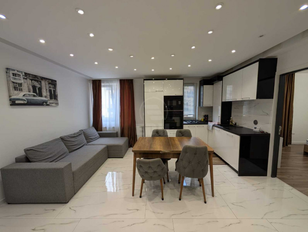 Apartament de 3 camere, semidecomandat, zona Razoare.
