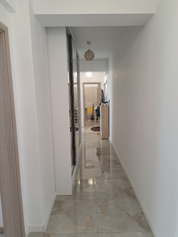 Vand apartament cu 3 camere str. Năzuinței