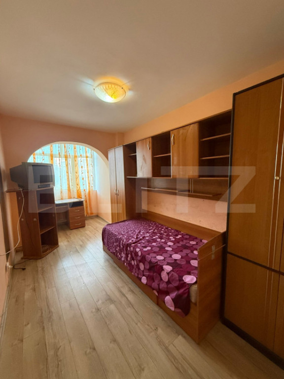 Apartament 3 camere, decomandat, etajul 3, zona 9 Mai