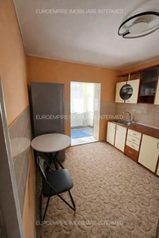 Apartament cu 3 camere, decomandat, zona POARTA 6