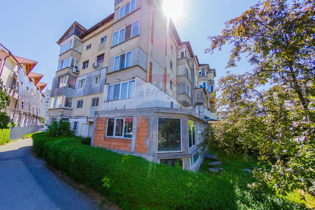 Spațiu comercial cu apartament la pachet, de vanzare Bul...