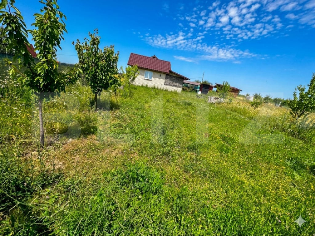Teren intravilan de 425 mp, cu o cabană construită cu acte