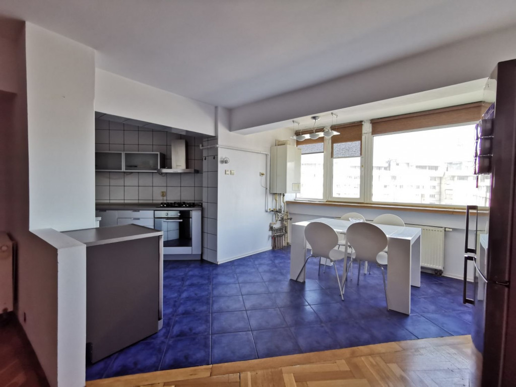 Apartament 3 camere, decomandat, etaj 6, bloc Casa Cărții